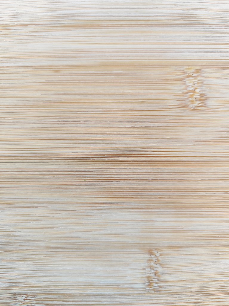 La surface de ce planche est en bois.
